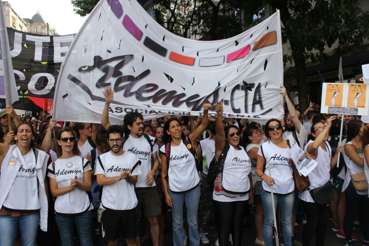 Docentes porteños rechazan la reforma al Estatuto y marchan a la Legislatura