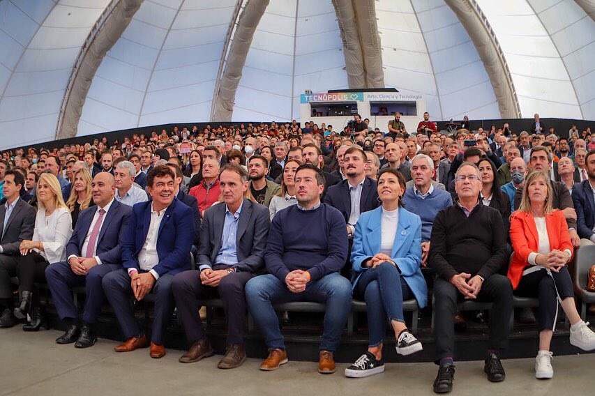 Asunción de Espinoza en la FAM: el FdT quiso mostrar una foto de unidad