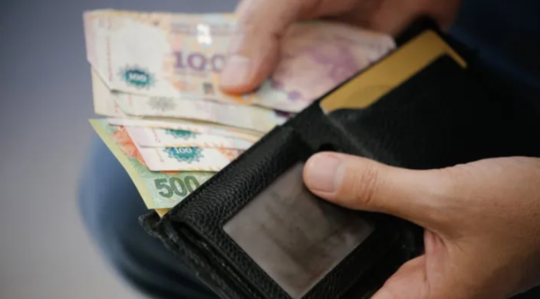 El Gobierno adelantó para junio el aumento del salario Mínimo, Vital y Móvil