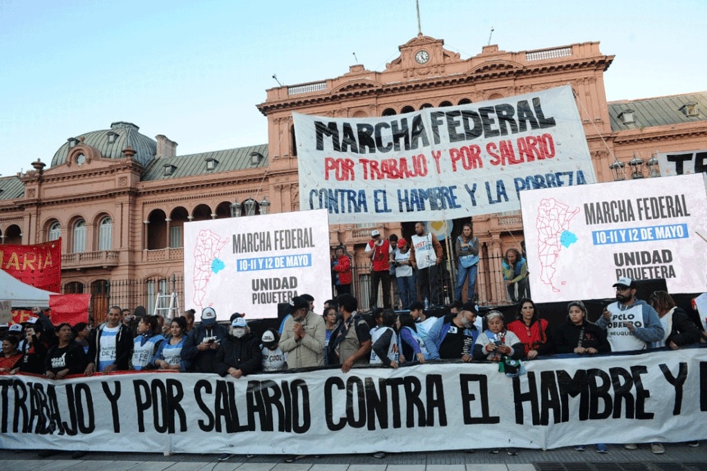 Los piqueteros llenaron la Plaza de Mayo y reclamaron más planes y alimentos