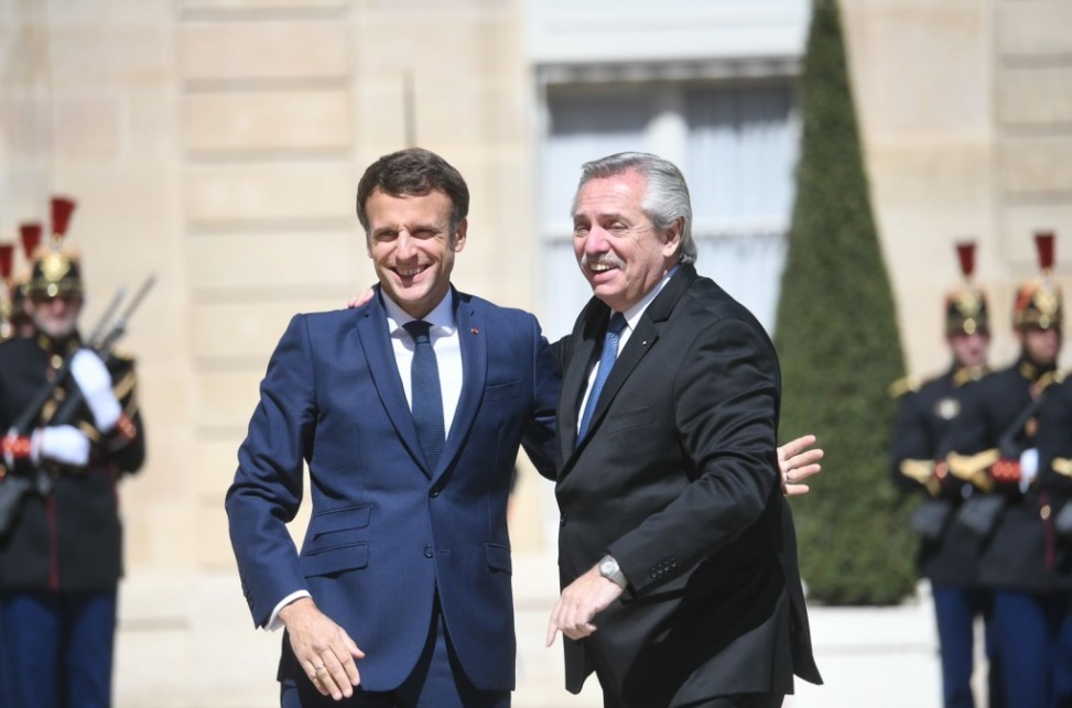 Macron felicitó a Alberto por la "valiente" decisión de acordar con el FMI