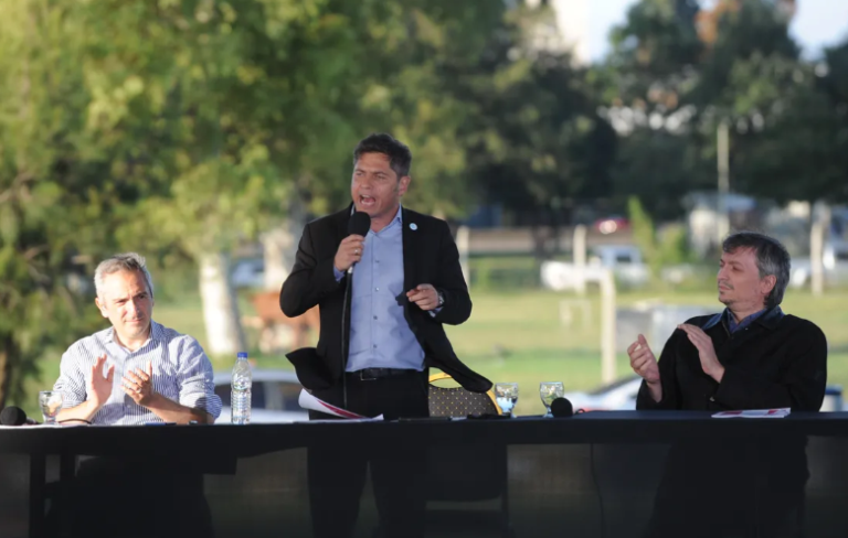 Kicillof aumentó becas y planes sociales en un 60% para contener la crisis