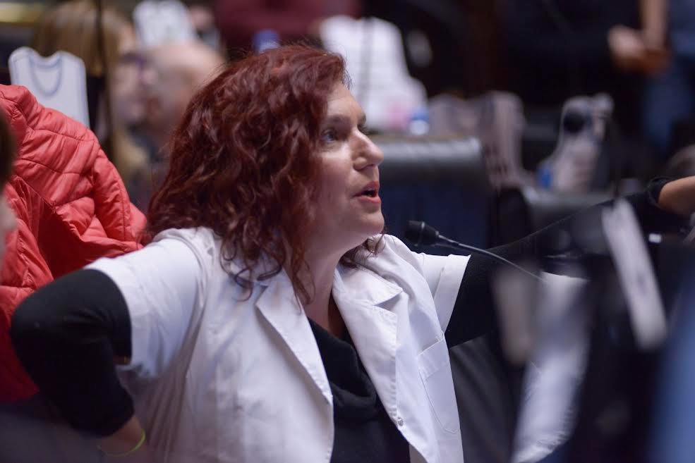 Velasco cruzó a Acuña: "Prohibir expresiones de lenguaje inclusivo es fascista"