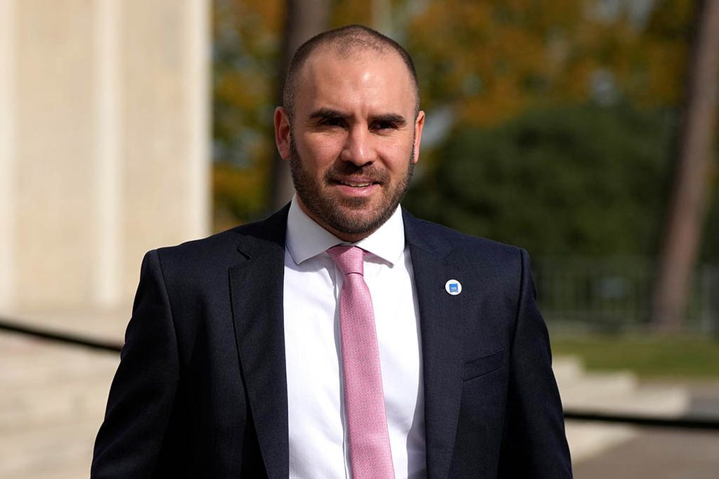 Por el desplome de los bonos, Guzmán debió subir las tasas para colocar deuda