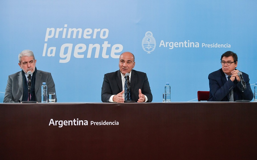 Manzur dijo que trabajan en medidas para evitar la salida de dólares