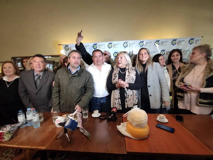 Carrió detonó la interna opositora en Santa Fe: llamó “cobarde" a Javkin