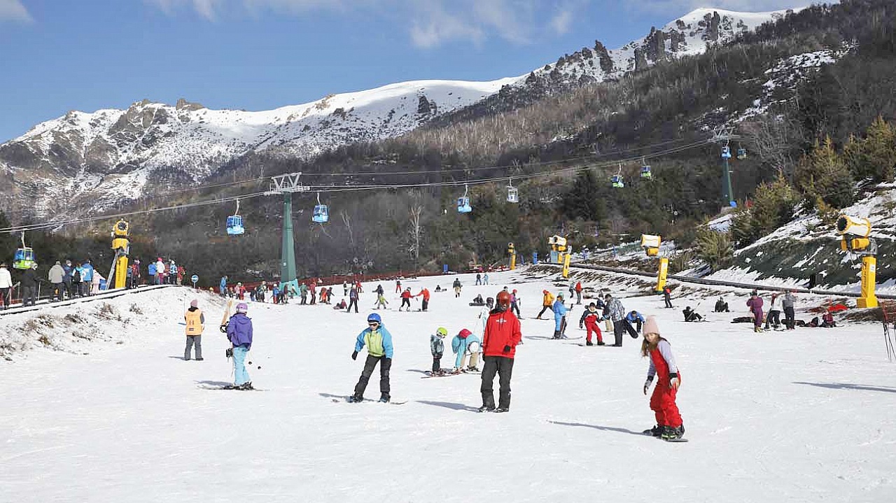 Intenso movimiento turístico en el inicio de las vacaciones de invierno