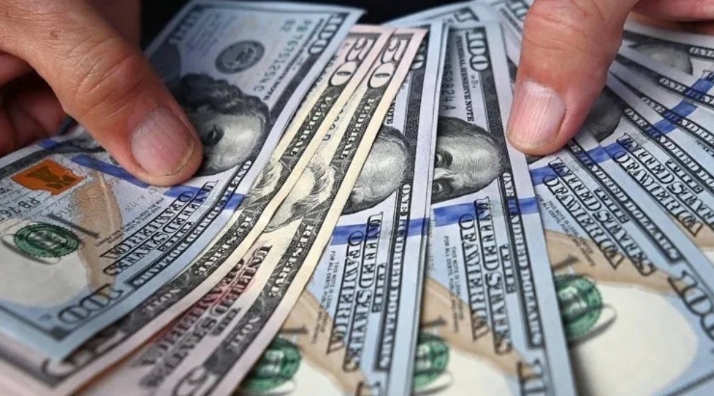 El dólar blue volvió a subir, cayeron los bonos y aumentó el riesgo país