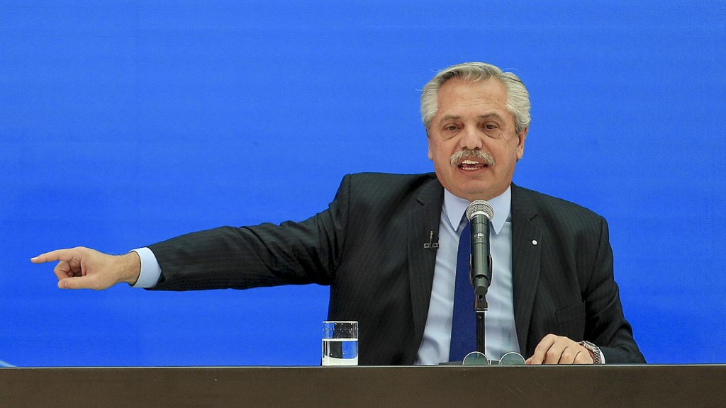 Alberto cargó contra los “que compran dólares para viajar” y hacen subir el blue