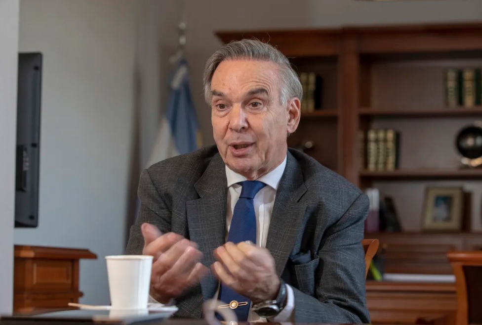 Pichetto cruzó a Grabois y le pidió al Papa que lo eche de su “gabinete"