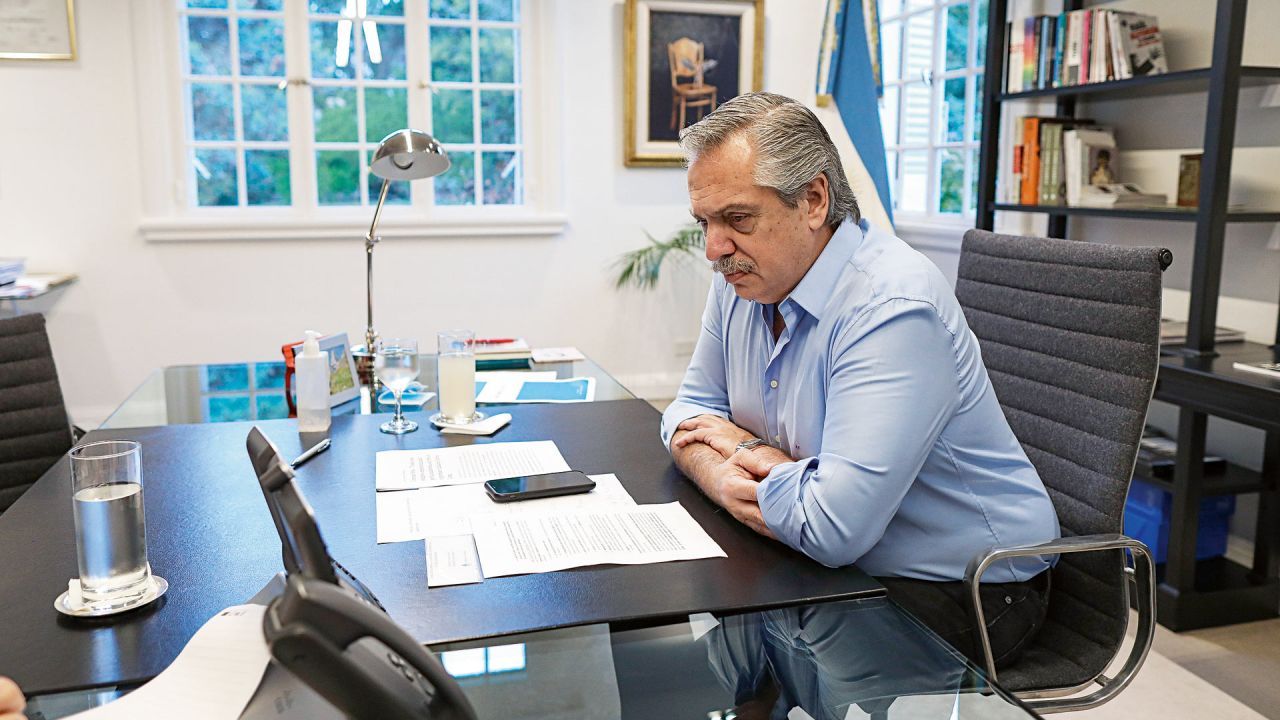 Alberto entre el viaje de Batakis a EE.UU y la demanda interna de cambios