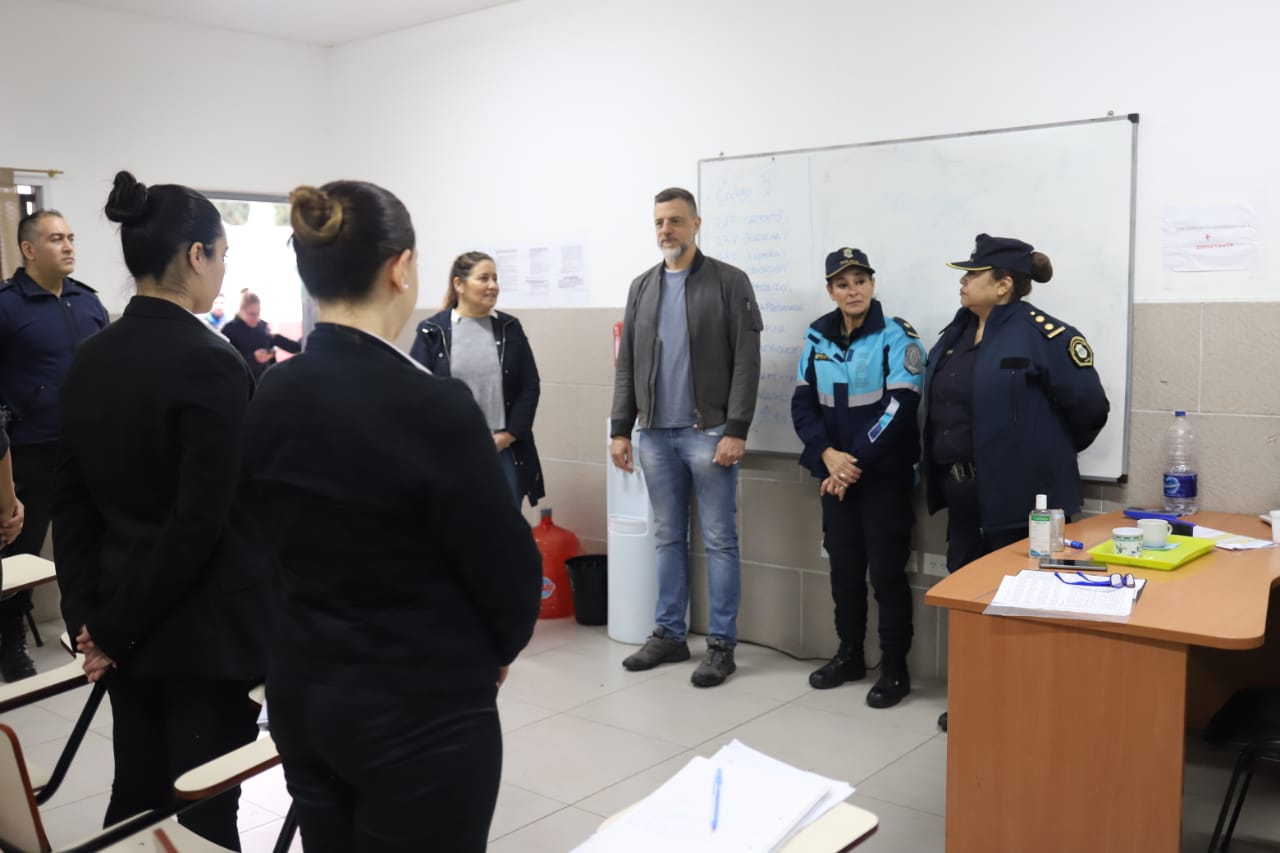 Kravetz visitó la Escuela de Policía de Lanús