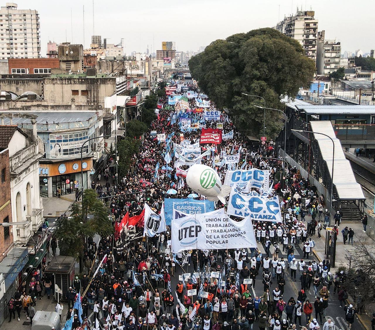 Multitudinaria marcha  por "Tierra, Techo, Trabajo y paz para los argentinos"