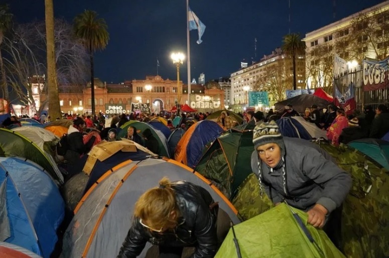 Sin respuestas del Gobierno, piqueteros acampan en la Plaza de Mayo