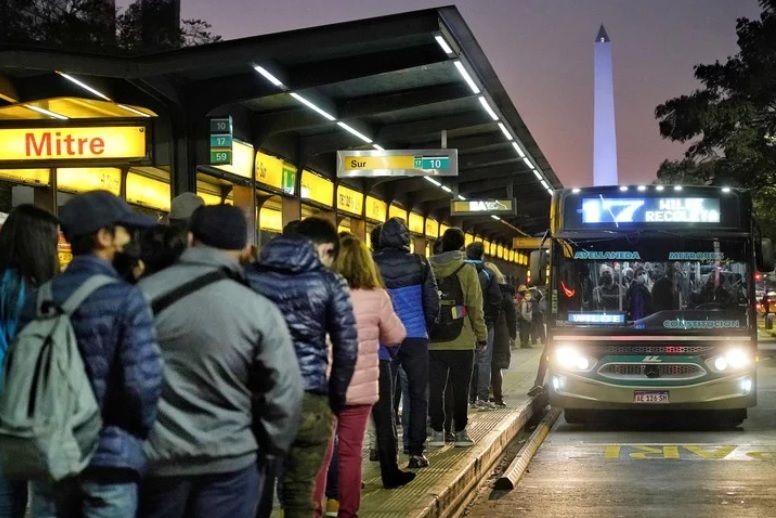 Colectivos: sin servicio nocturno este jueves y el lunes 15 paro total