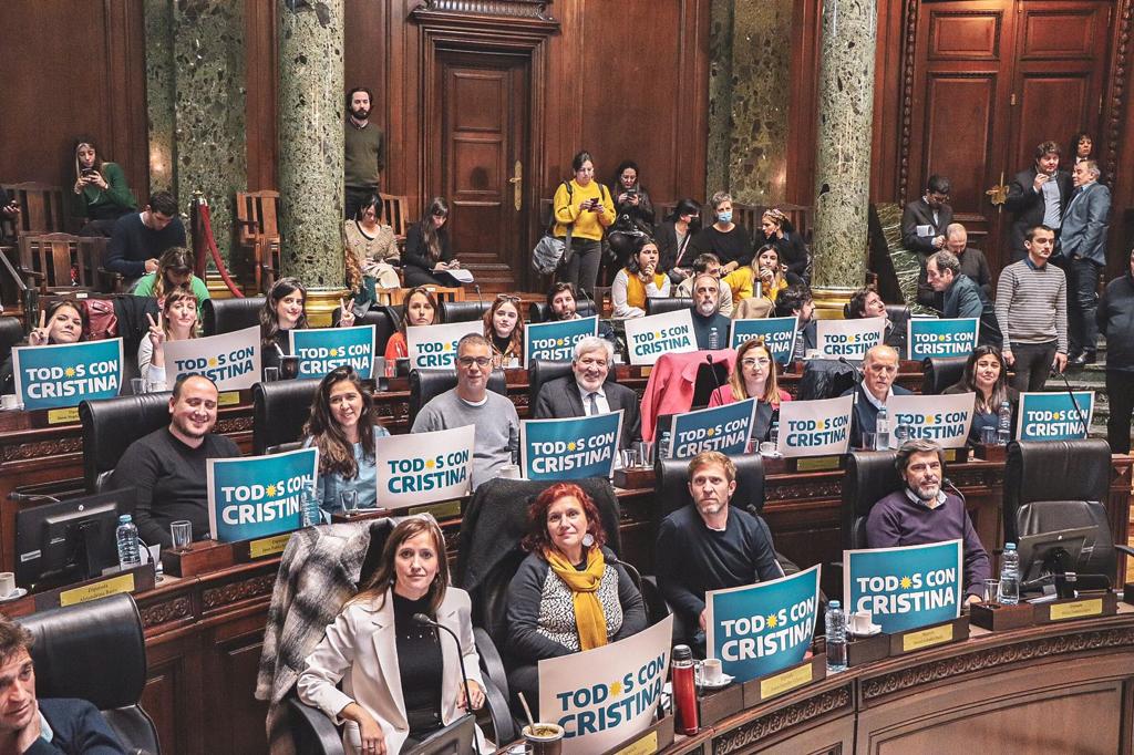 Los carteles del FdT en la sesión legislativa: "Todos con Cristina"