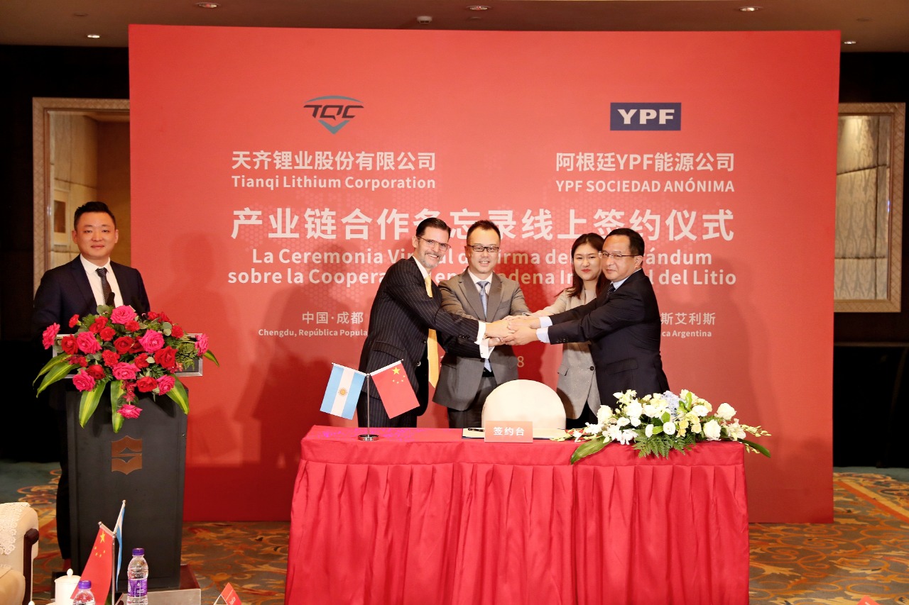 YPF firmó un convenio con una empresa china para industrializar el litio