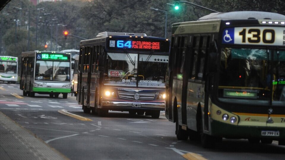Colectivos: sin servicio nocturno y reducción diurna del 30% en el AMBA
