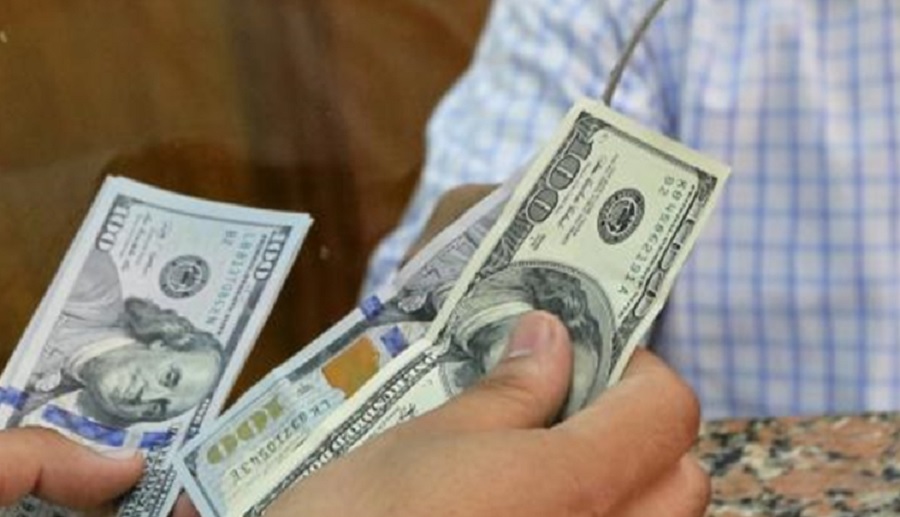 Prohibirán la compra de dólar ahorro a quienes reciban subsidios de luz y gas