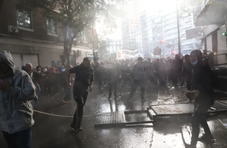 Tensión en la casa de CFK: manifestantes tiraron la valla y la policía reprimió