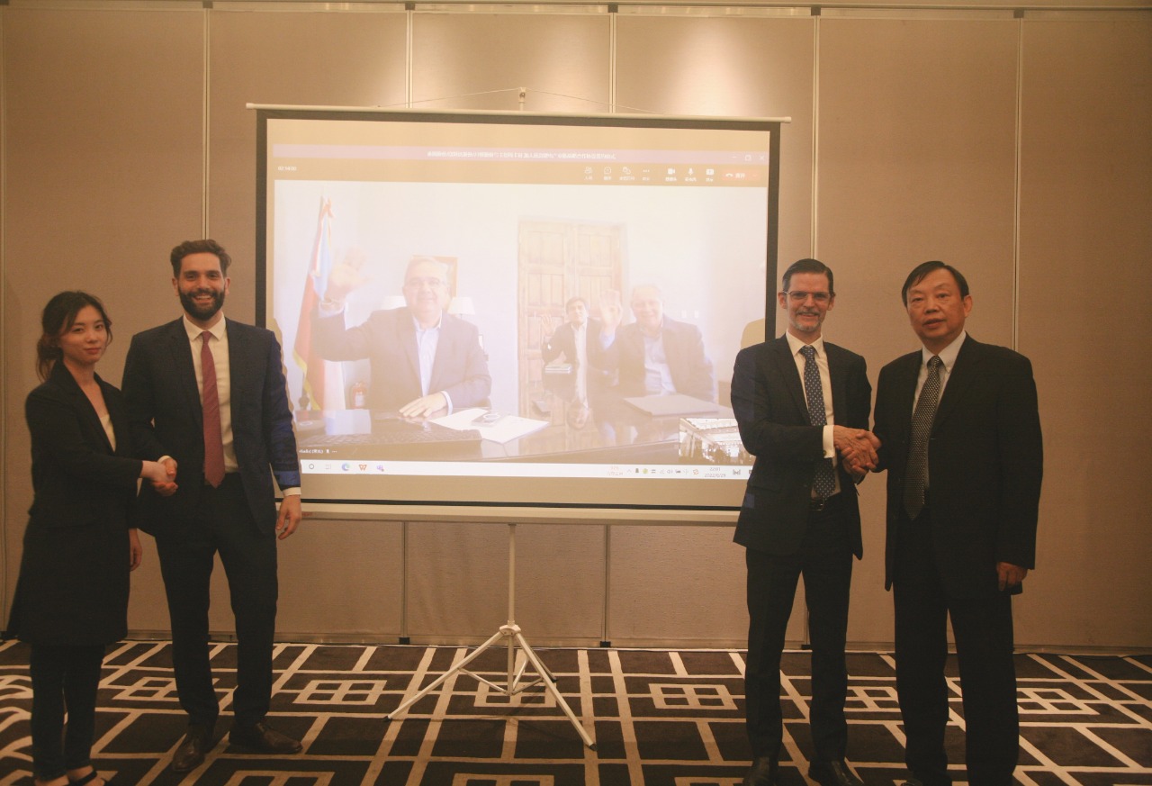 Catamarca anuncia la industrialización del litio de la mano de inversores chinos