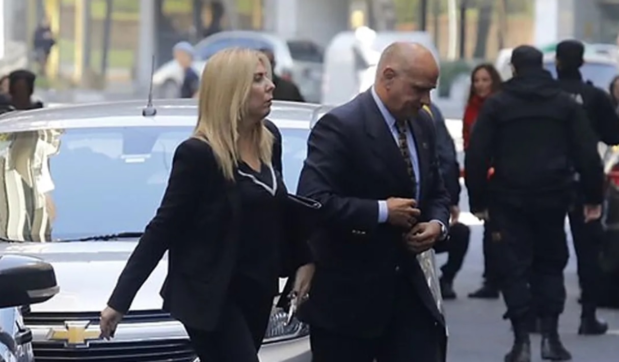 La jueza y el fiscal le tomaron declaración a Cristina en su casa de Recoleta