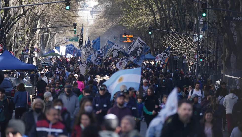 Masiva marcha para repudiar el atentado a Cristina: "El odio afuera"