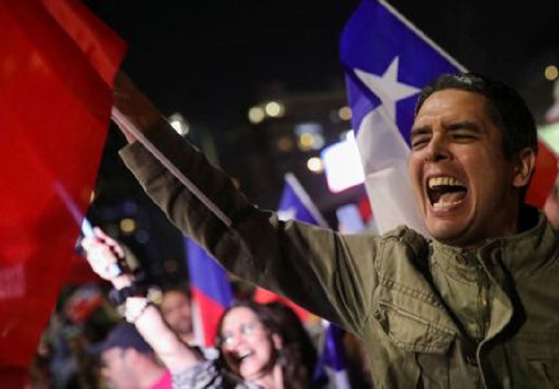 Chile: Boric asume la paliza electoral y cambiará su gabinete