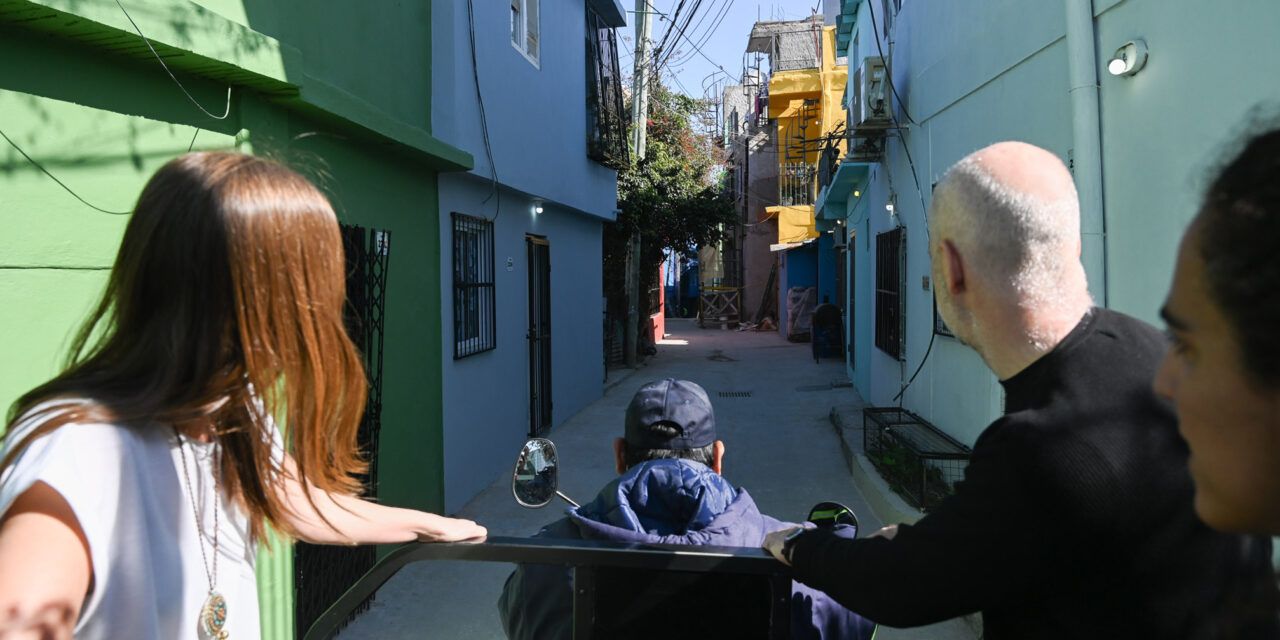 Larreta recorrió las fachadas intervenidas por 260 vecinos en el Barrio Mugica