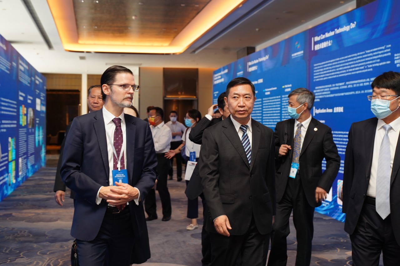 Vaca Narvaja participó de foro sobre usos pacíficos de la energía nuclear