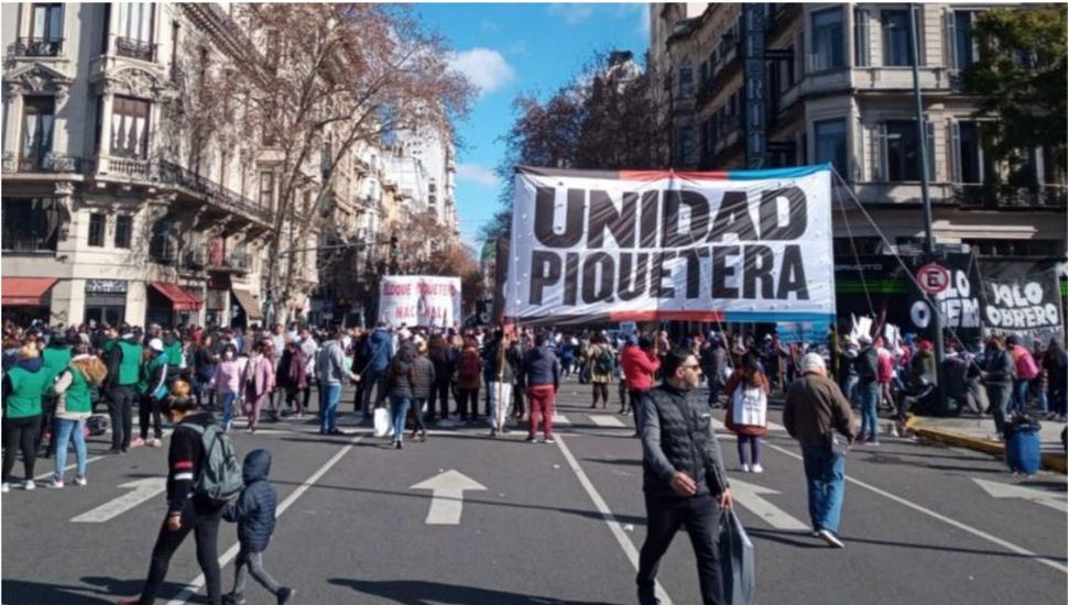 Piqueteros retoman la lucha: corte en el Obelisco y la posibilidad de un acampe