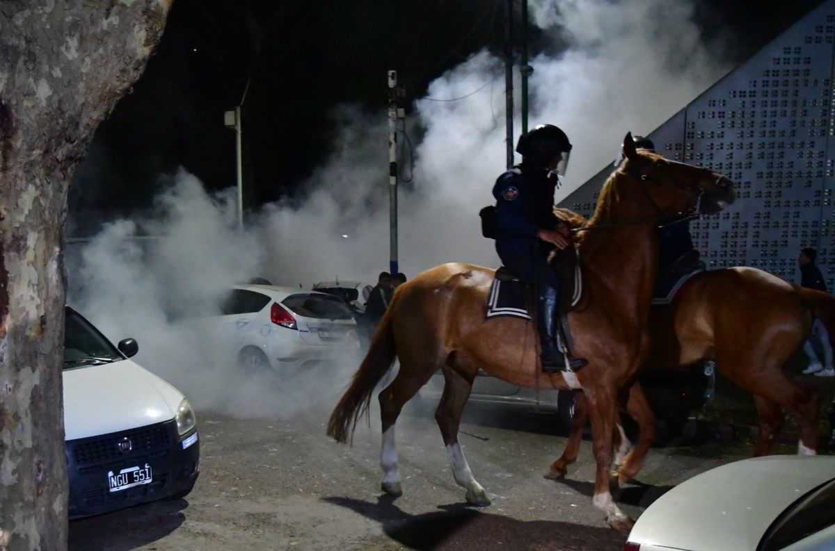 Kicillof evalúa instaurar una policía especial para espectáculos deportivos