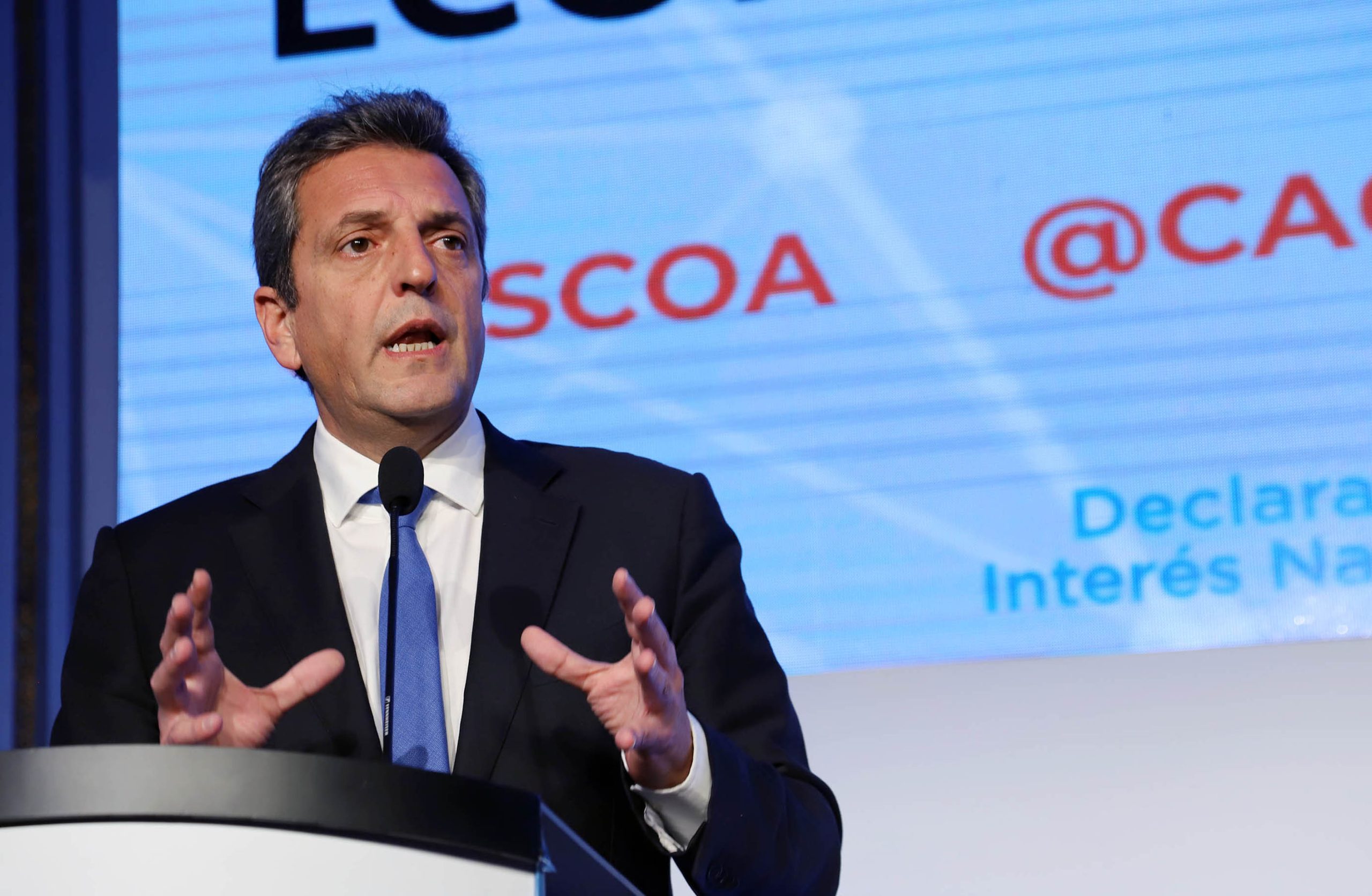 Según The Economist, Massa es el único que puede evitar el caos en Argentina