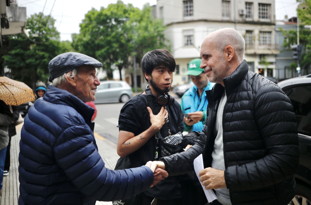 Larreta compartió un café con vecinos de Villa Devoto