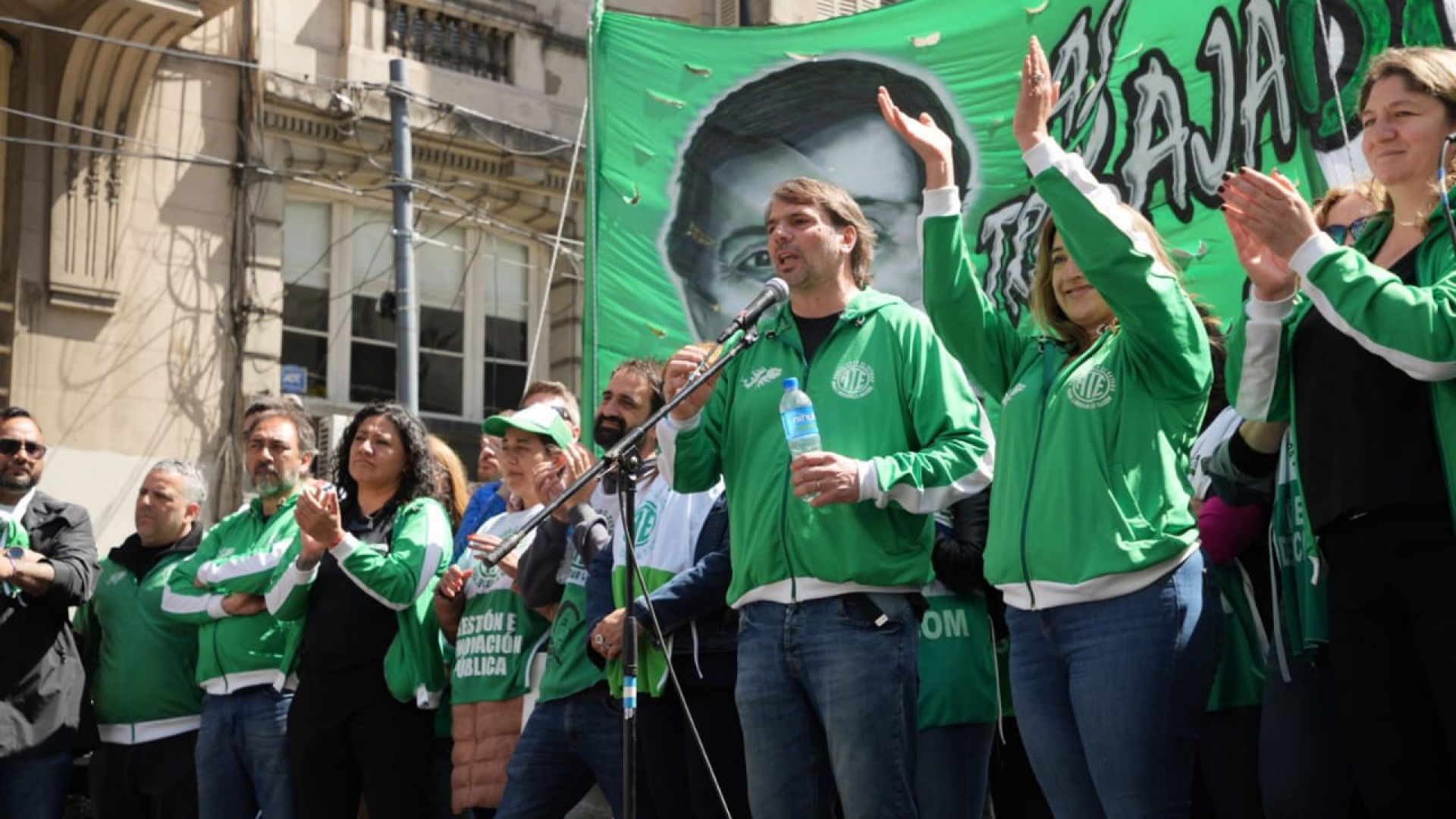 Insólito: ATE Capital firmó la paritaria y realizó un paro