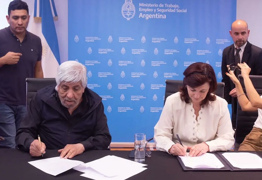 Paritarias: Camioneros acordó un aumento de 107% y un bono de $100 mil