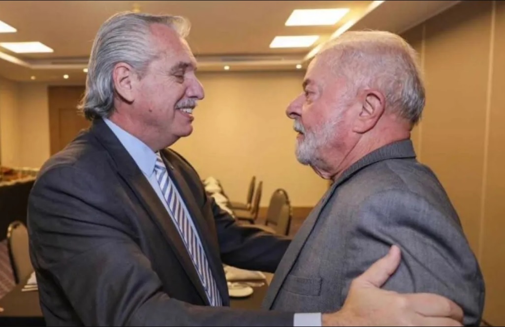 Alberto se reunió con Lula en Brasil y confirmó que visitará la Argentina
