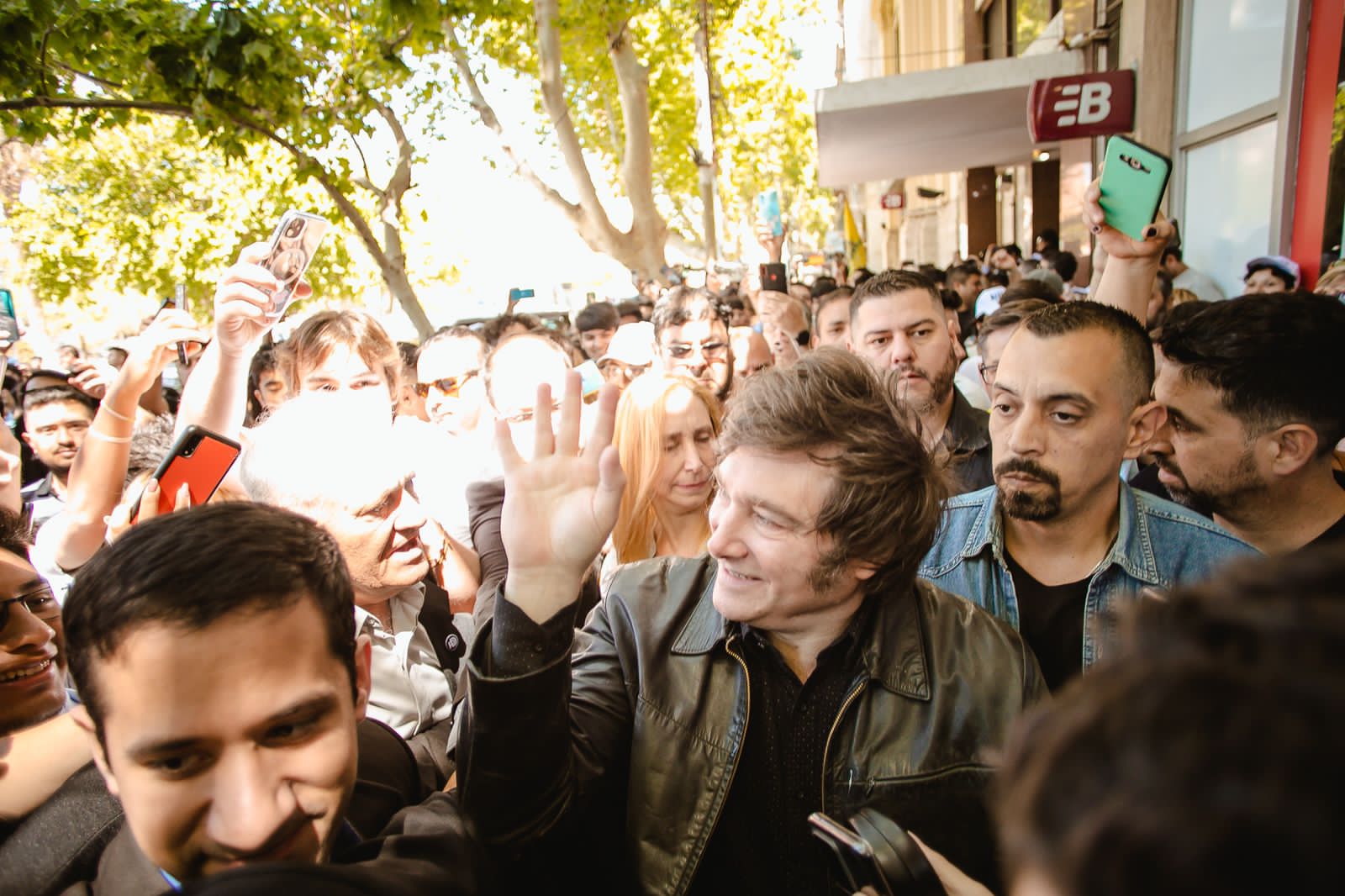 Milei llevó su campaña presidencial a las calles de San Juan