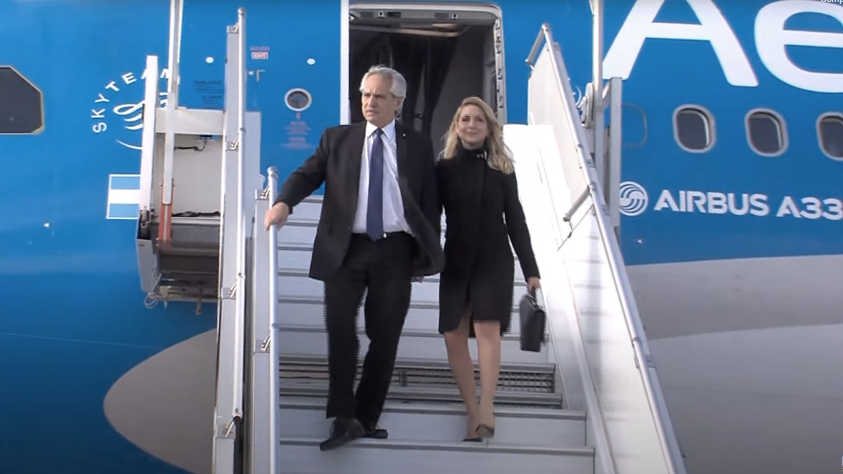 Alberto llegó a Francia para participar del Foro de París sobre la Paz