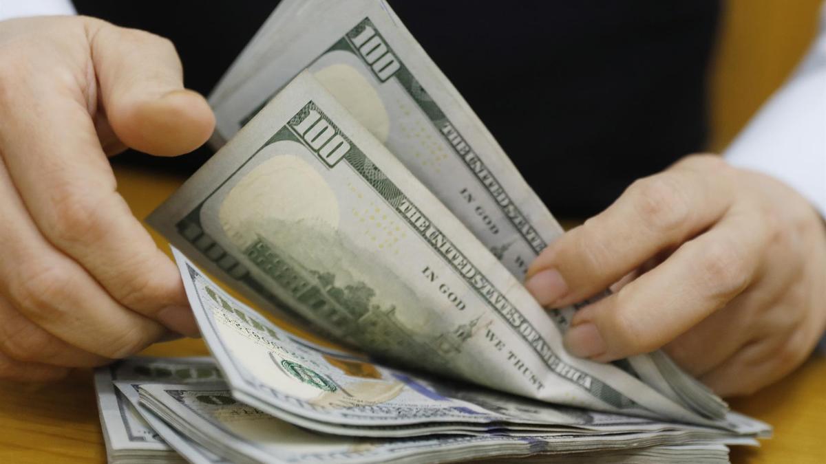 No para de subir, el dólar blue llegó a los $303 y ya subió $13