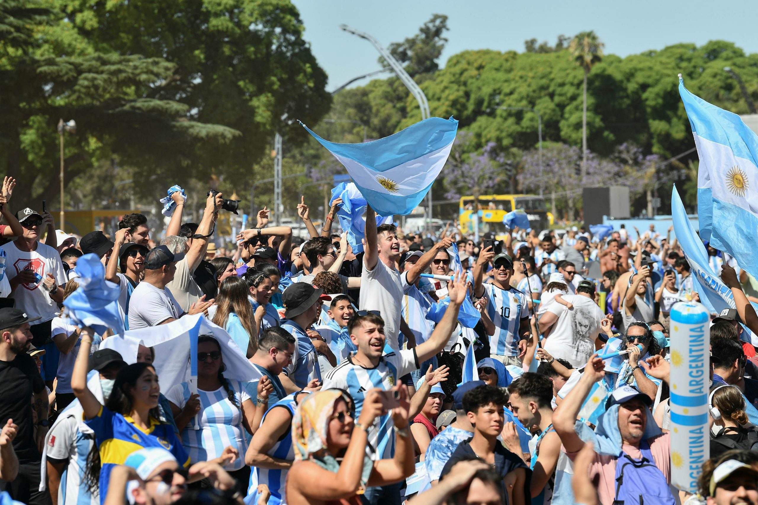 Una multitud gritó en la pantalla gigante de la Plaza Seeber los goles de Argentina