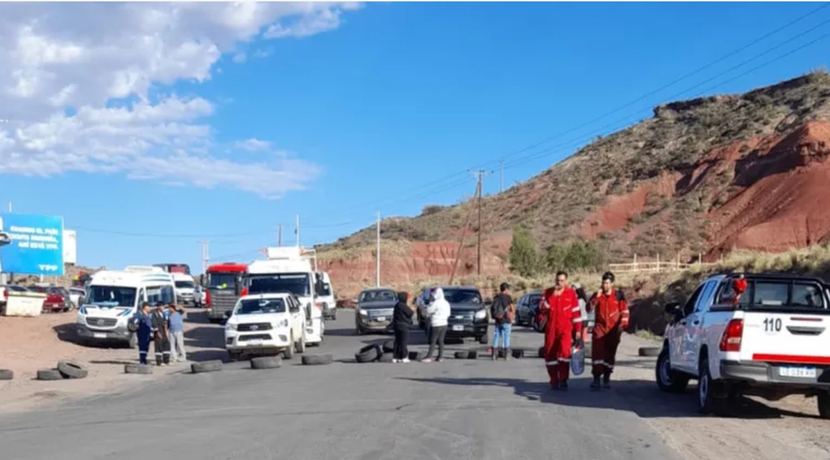 Vaca Muerta: mapuches y vecinos de Añelo cortan los accesos