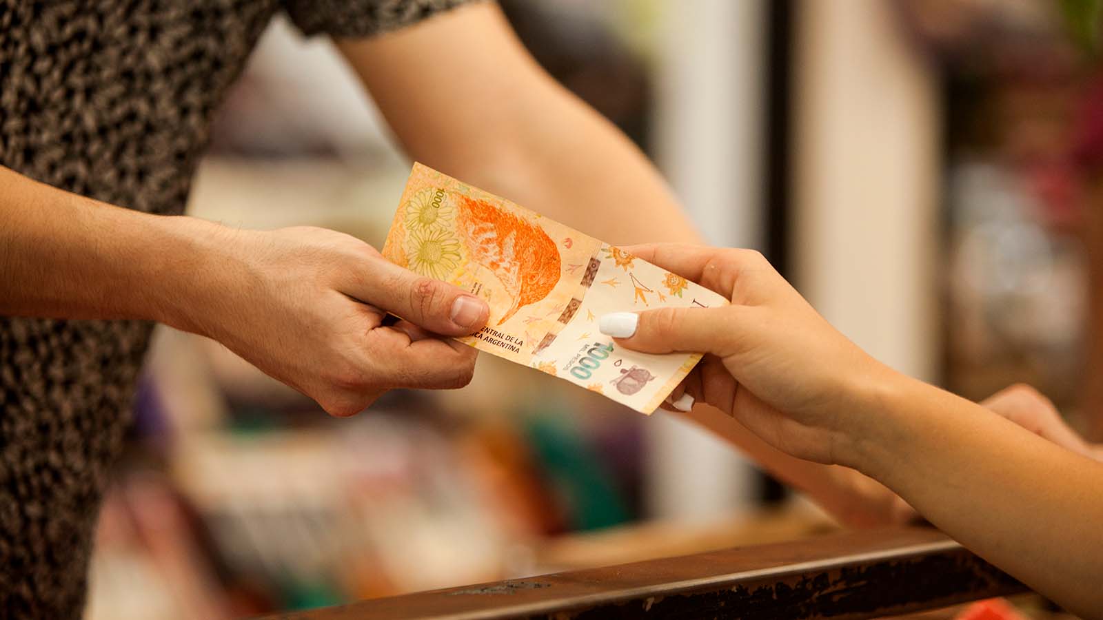 Aumenta el tope para retirar efectivo en comercios: de cuánto es