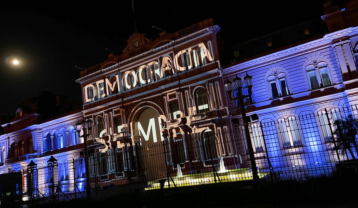 La Casa Rosada celebra el 39° aniversario de la democracia con un videomapping