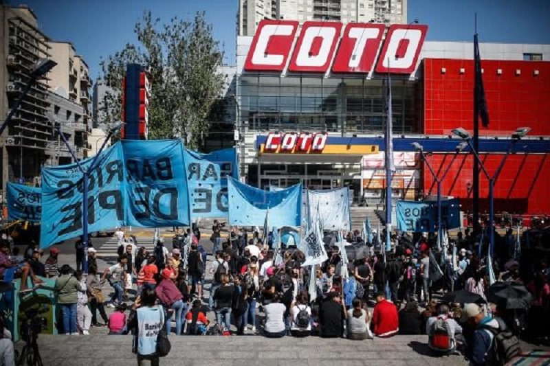 Piqueteros de izquierda pedirán bolsones navideños en supermercados