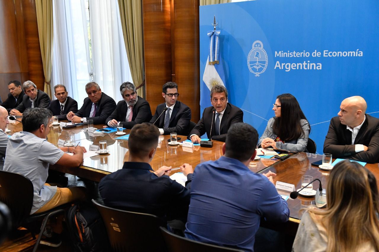 Massa logró acordar con empresas de zapatillas para bajar 15% los precios