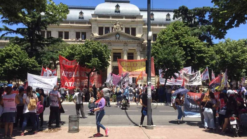 Legislatura PBA: piedrazos, incidentes y un diputado del Pro con el despacho roto
