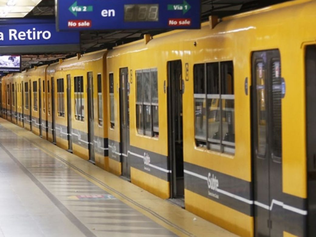 Festejo al filo: dos hombres se pelearon a cuchillazos en la línea C del subte