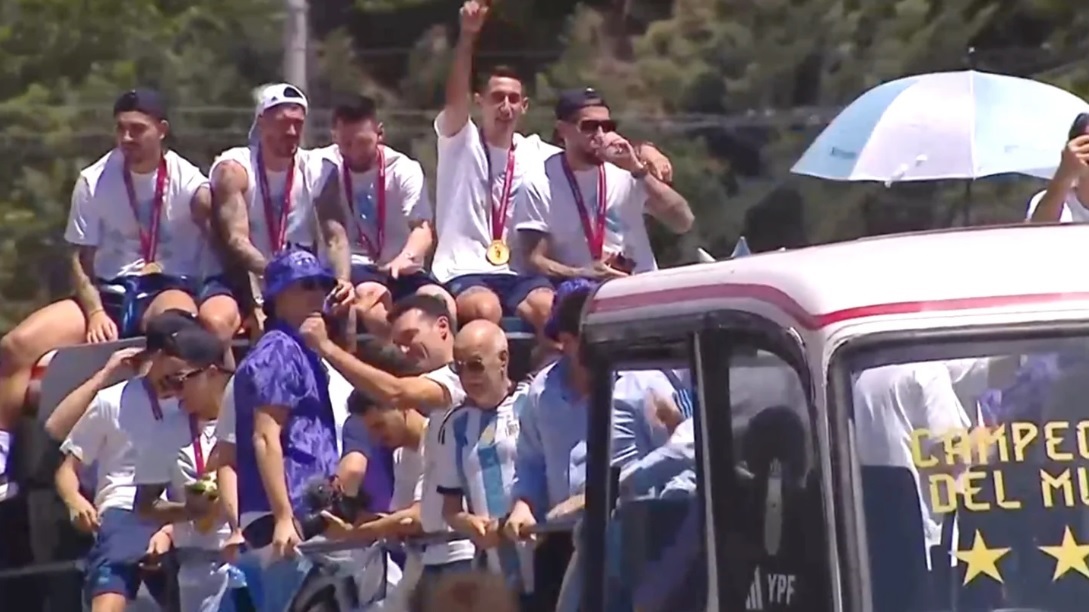 Seguí en vivo la caravana de los campeones del mundo
