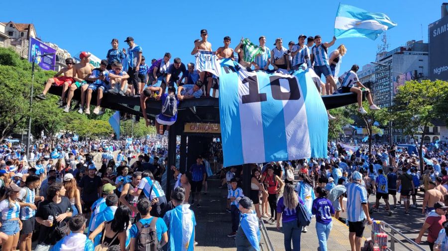 El otro lado de los festejos: golpes al Obelisco, saltos al micro, heridos y un muerto